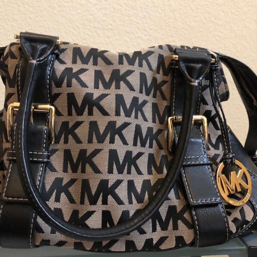 Michael Kors Classic Satche.